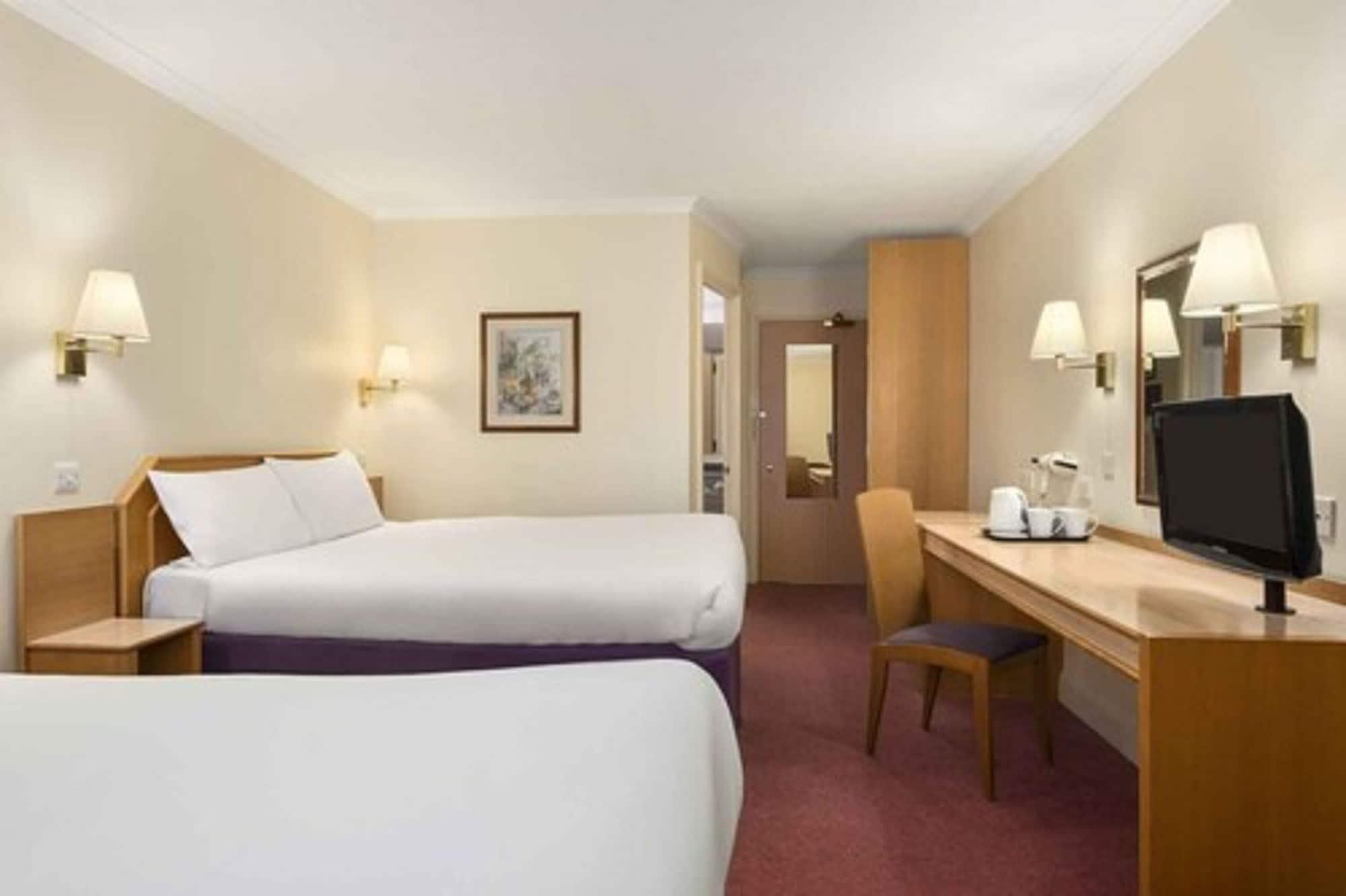 Super 8 By Wyndham Durham Hotel Exterior photo